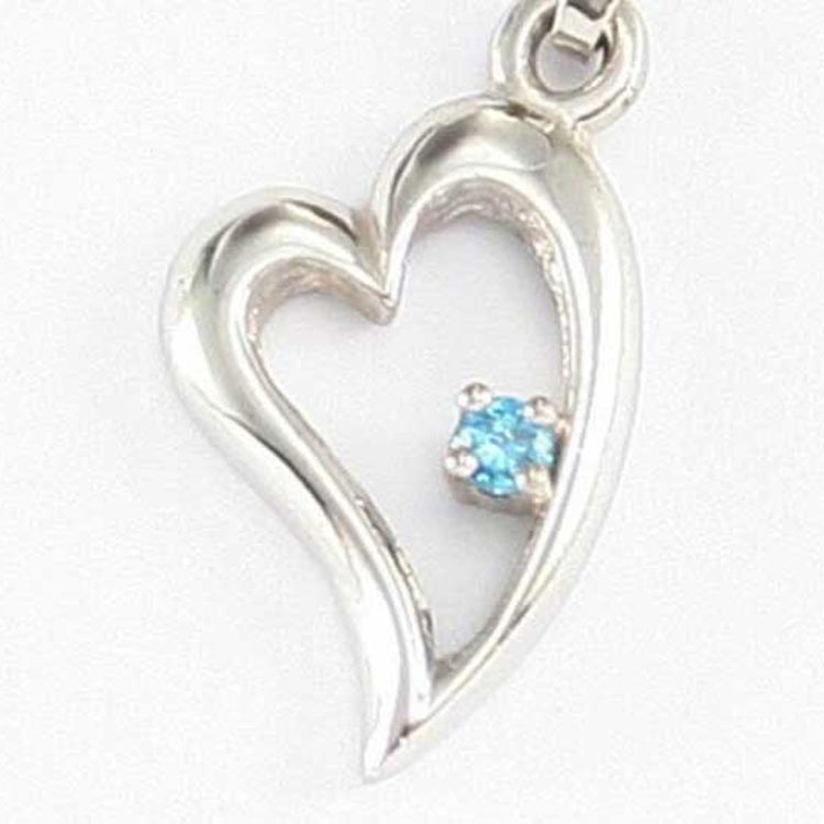 Hängsmycke i formen av ett hjärta med en blå diamant